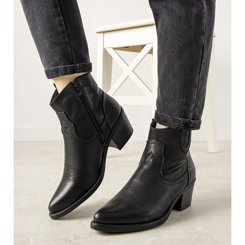 Schwarze Cowboystiefel mit aufgesticktem Mustgrow-Muster 1