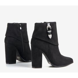 Schwarze elegante Stiefel am Esgle-Pfosten 1