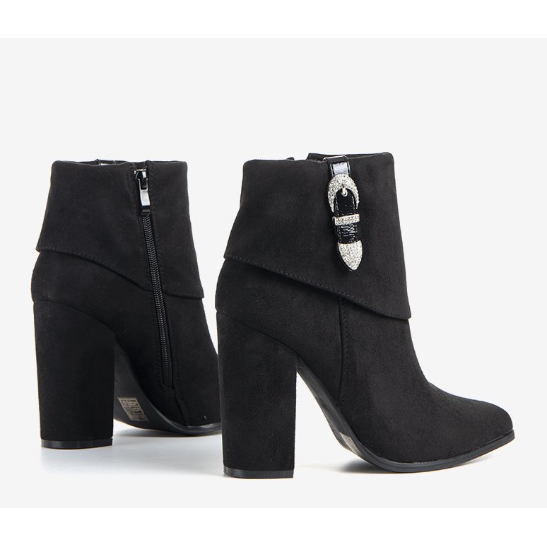 Schwarze elegante Stiefel am Esgle-Pfosten 1