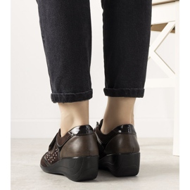 Braune Brogues auf dem Keil Merante 1