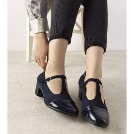 Marineblaue Pumps an einer Säule mit lackierter Dessertzehe 1