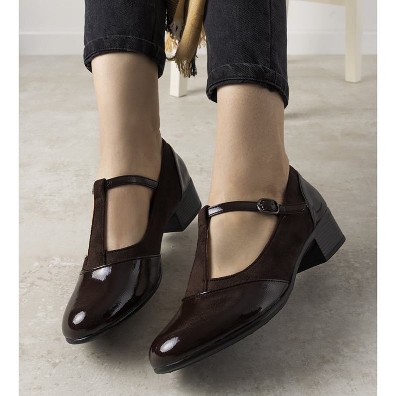 Braune Pumps an einer Säule mit lackierter Manam-Zehe 1