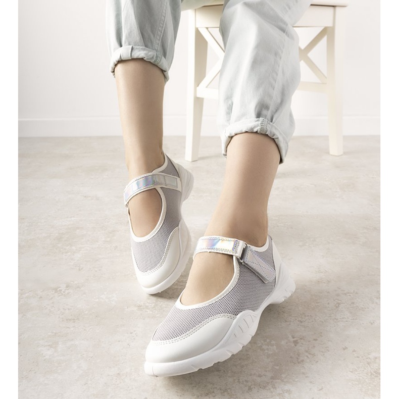 Grau-weiße Sneaker mit holografischem Melania-Einsatz 1