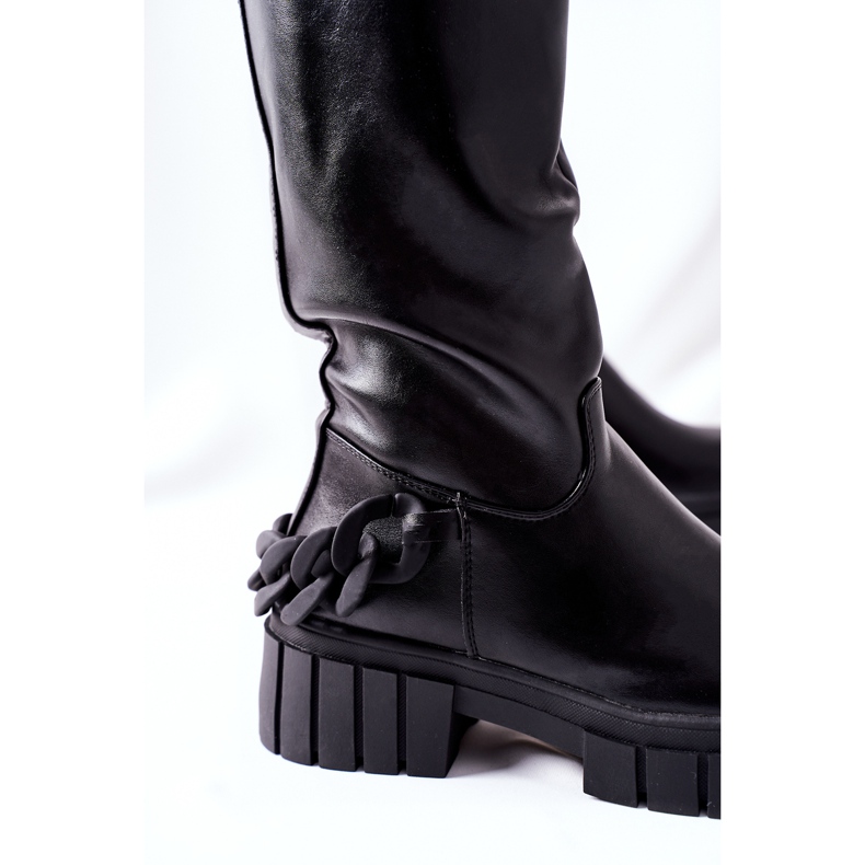 Hohe schwarze Stiefel mit Kettenabriss 1