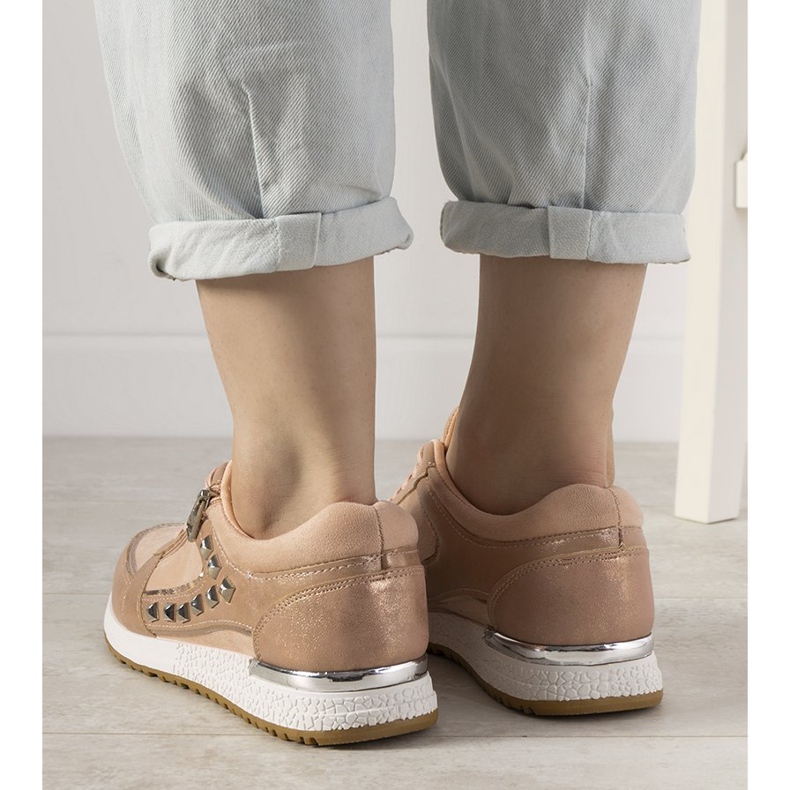 Rosa Sport-Sneakers verziert mit Daphne-Nieten 2