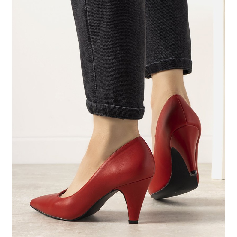 Rote Pumps auf einem dicken Day Off-Absatz 1