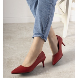 Rote Pumps auf einem niedrigen Feeling-Absatz 1