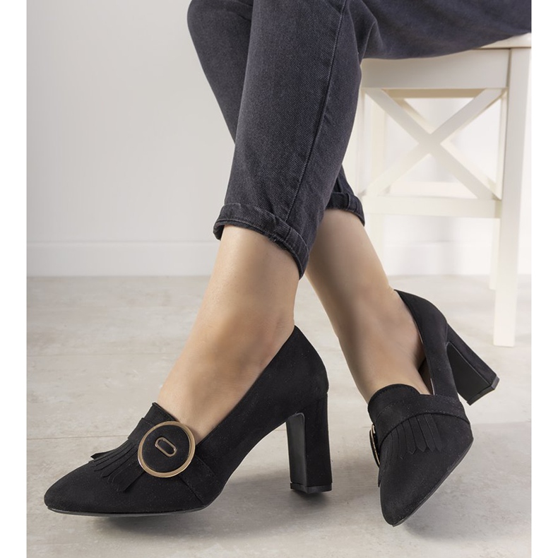 Schwarze Pumps an einem Pfosten mit einer Promise-Schnalle 2