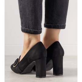 Schwarze Pumps an einem Pfosten mit einer Promise-Schnalle 1