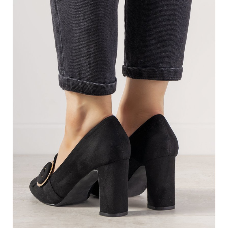 Schwarze Pumps an einem Pfosten mit einer Promise-Schnalle 1