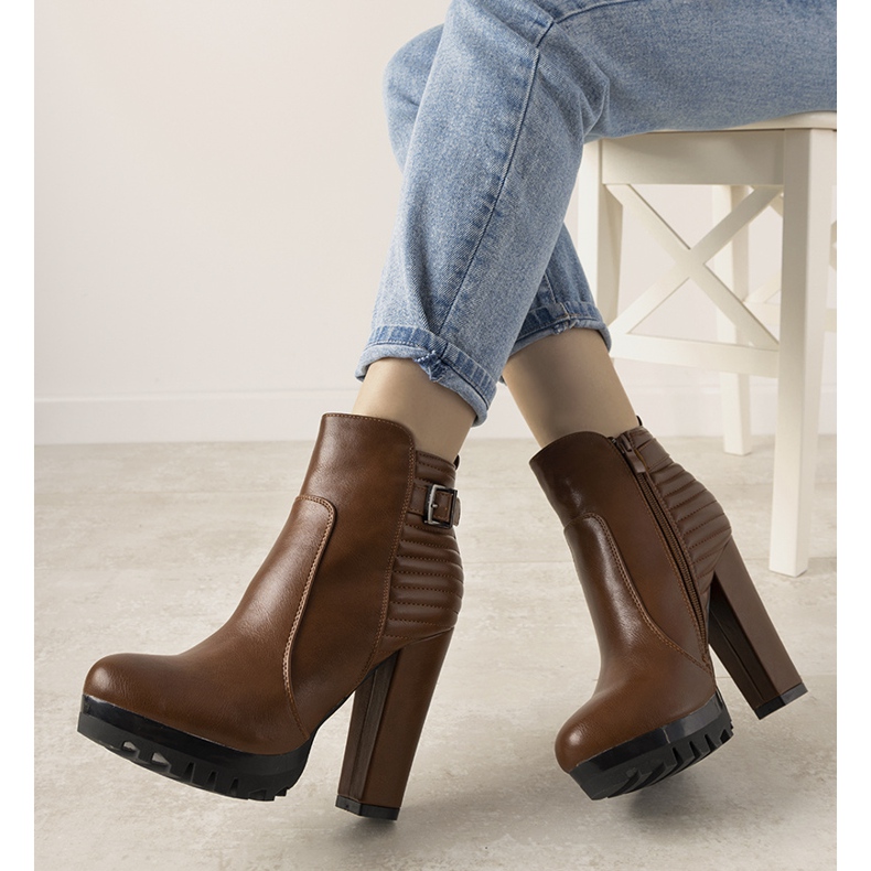 Kamelstiefel auf einem hohen Mangopfosten braun 1