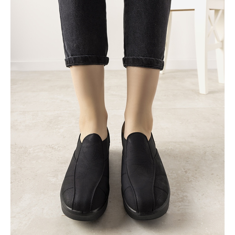 Schwarze Schuhe auf einer hohen Spike-Sohle 1