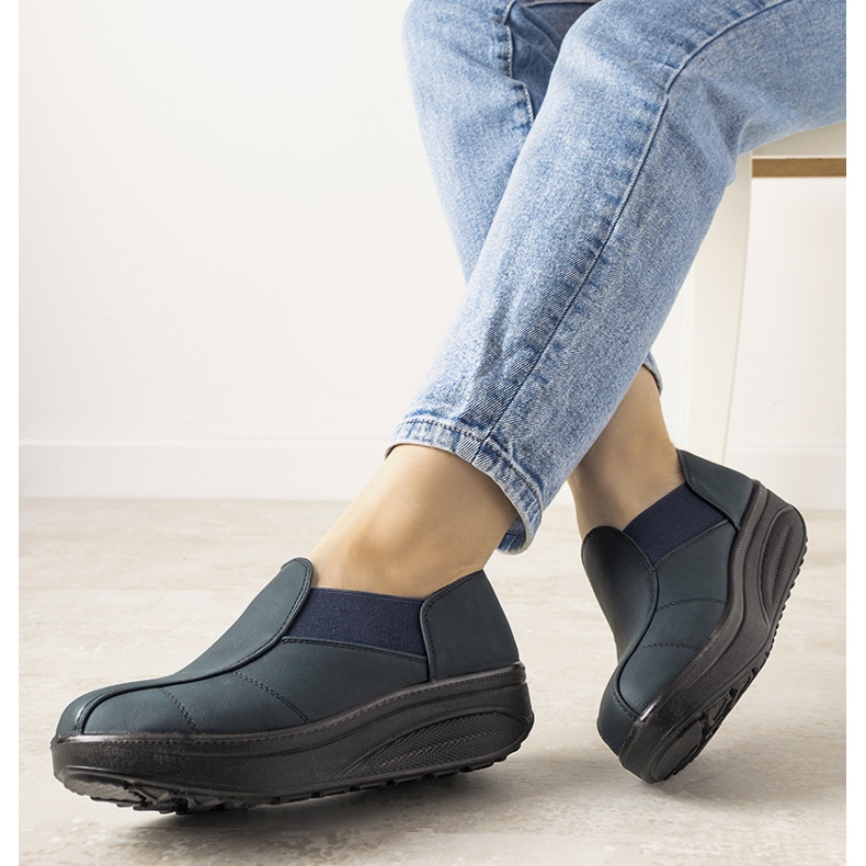 Marineblaue Schuhe auf einer hohen Spike-Sohle 1