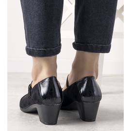 Schwarze Pumps an einer Säule mit lackierter Dessertzehe 1