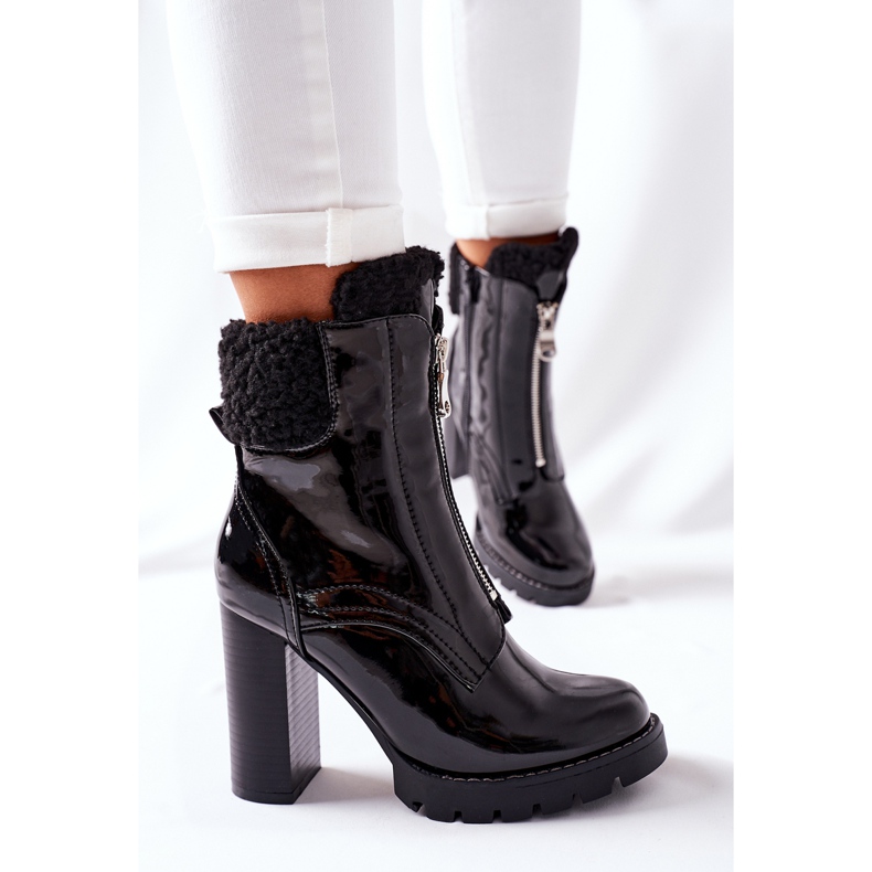 Lackierte schwarze Stiefel auf einem Pfosten Arleston 1