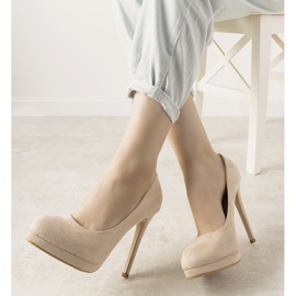 Beige Pumps an der Ultimate Ferse 1