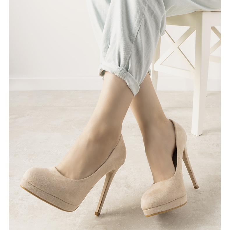 Beige Pumps an der Ultimate Ferse 1