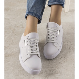 Weiße und silberne Sneakers von Boomshom 1