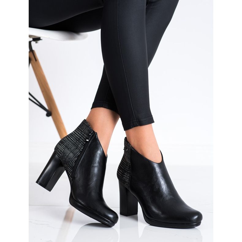 SHELOVET kurze Booties auf einem Pfosten schwarz 2