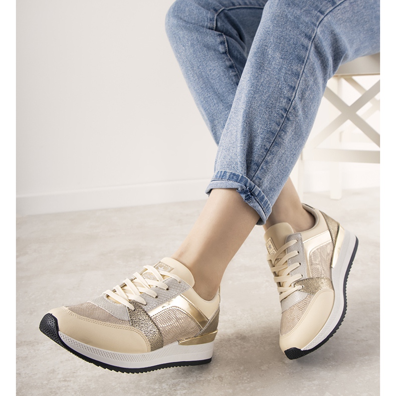 Beige Sneaker mit Schlangenhautmuster von Frances golden 1