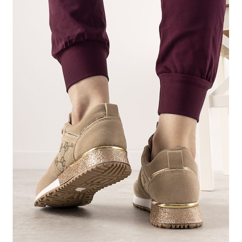 Beige Sneaker mit goldenen Moves-Accessoires 1