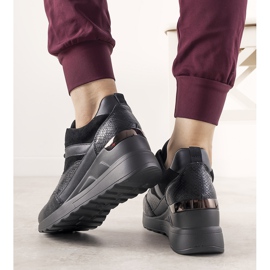 Schwarze Sneaker mit Schlangenhautmuster von Halsey 1