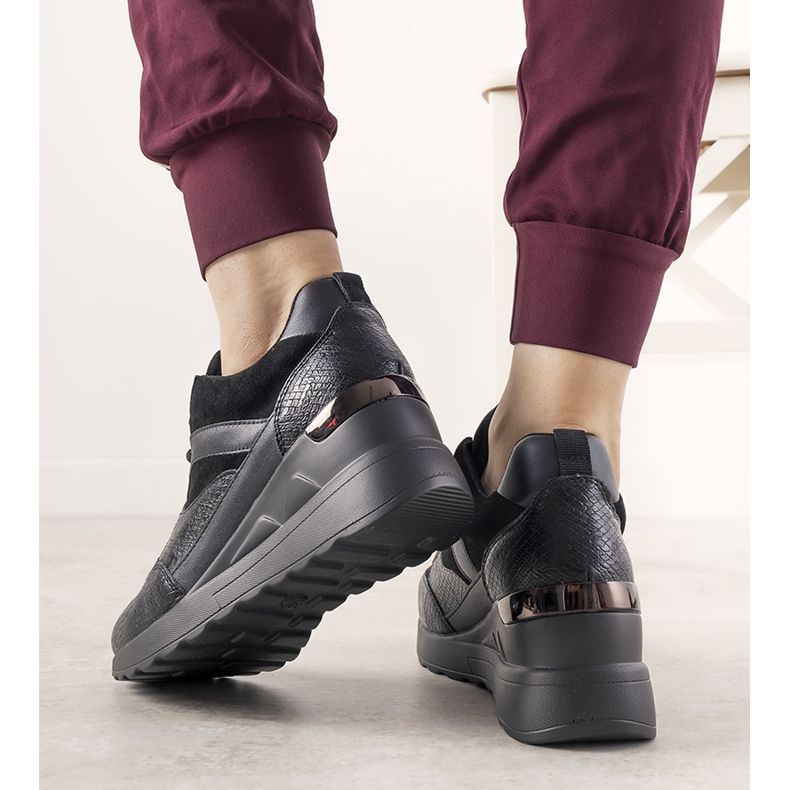 Schwarze Sneaker mit Schlangenhautmuster von Halsey 1