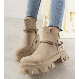 Beige Stiefel mit einem Fearless Armband 1