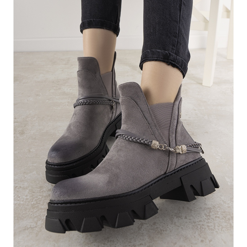 Graue Stiefel mit einem Fearless Armband 1