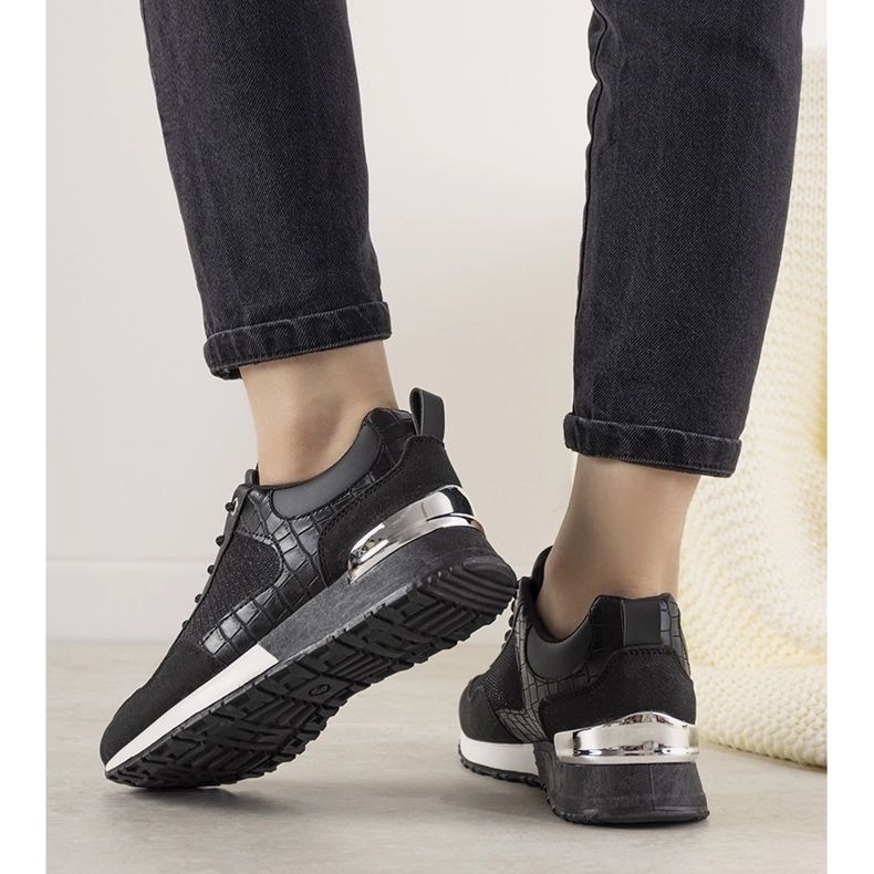 Schwarze Sneaker mit Krokodilleder-Motiv von Zariza 1