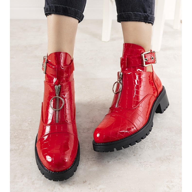 Rote Stiefel im Hadley-Krokodilledermuster 1