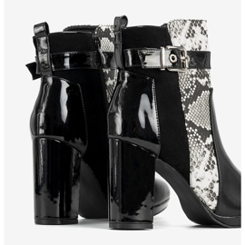 Schwarze Stiefeletten am Peggie-Pfosten 1