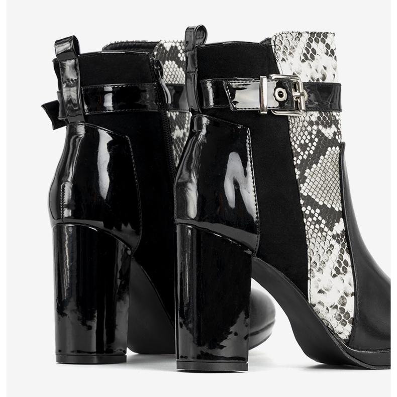 Schwarze Stiefeletten am Peggie-Pfosten 1