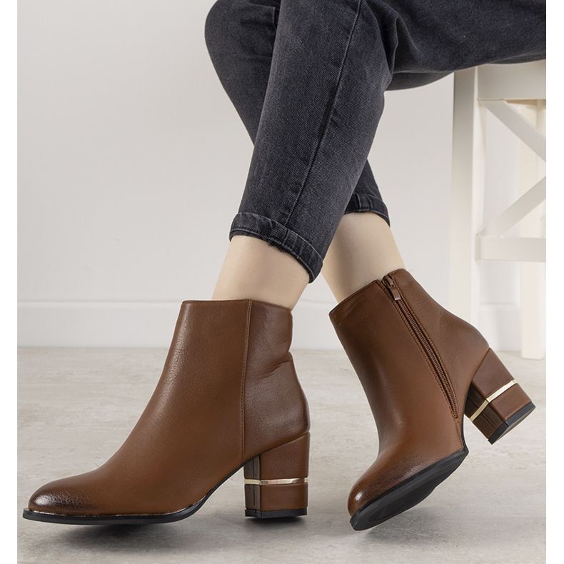 Braune klassische Stiefel auf dem Arteaga-Pfosten 1