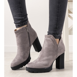 Graue Stiefel auf dem Bushido-Pfosten 1