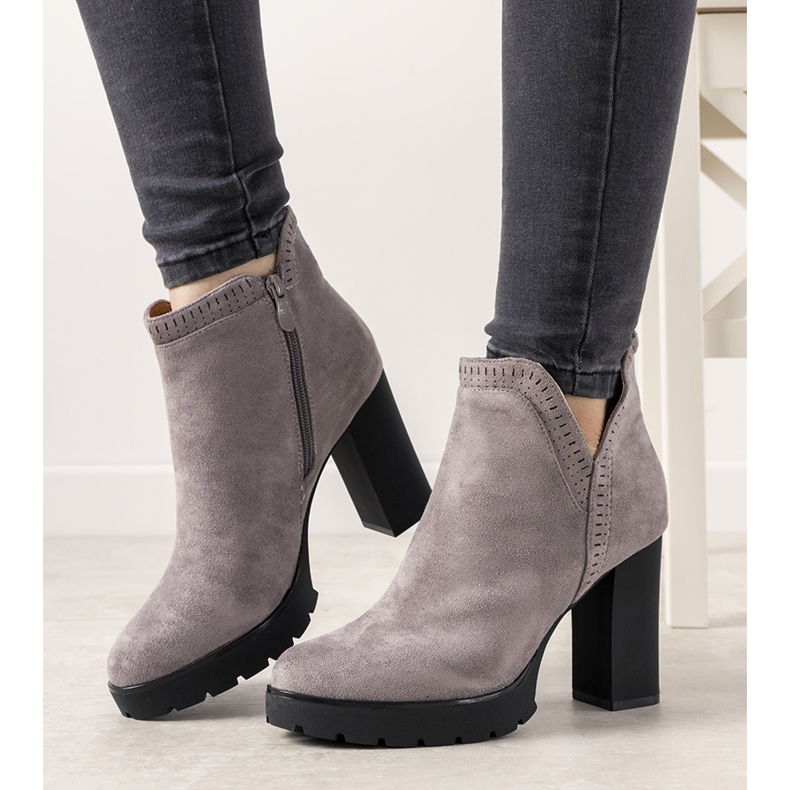 Graue Stiefel auf dem Bushido-Pfosten 1