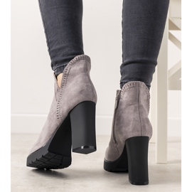 Graue Stiefel auf dem Bushido-Pfosten 2