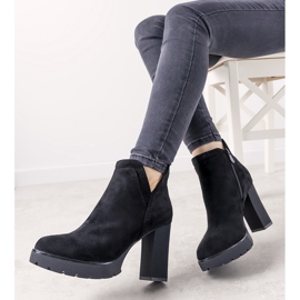 Schwarze Stiefel auf dem Bushido-Pfosten 1