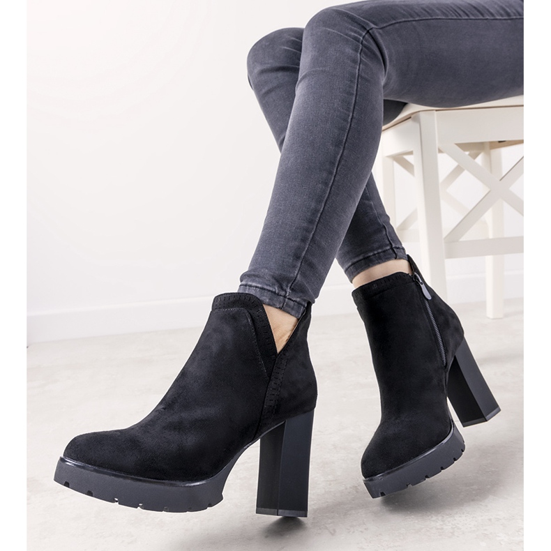 Schwarze Stiefel auf dem Bushido-Pfosten 1