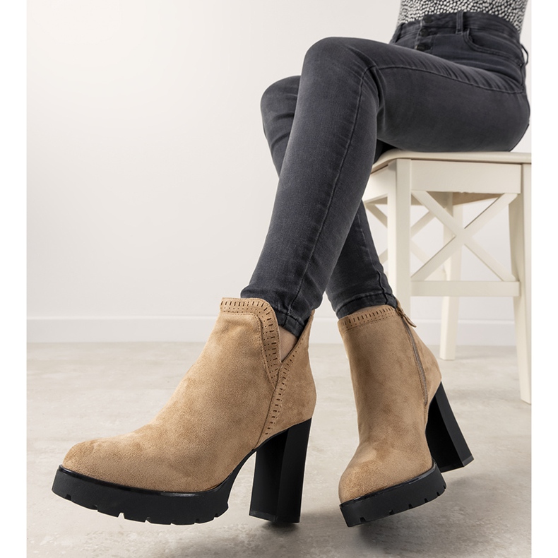 Beige Stiefel auf dem Bushido-Pfosten 1