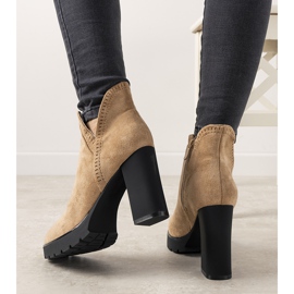 Beige Stiefel auf dem Bushido-Pfosten 2