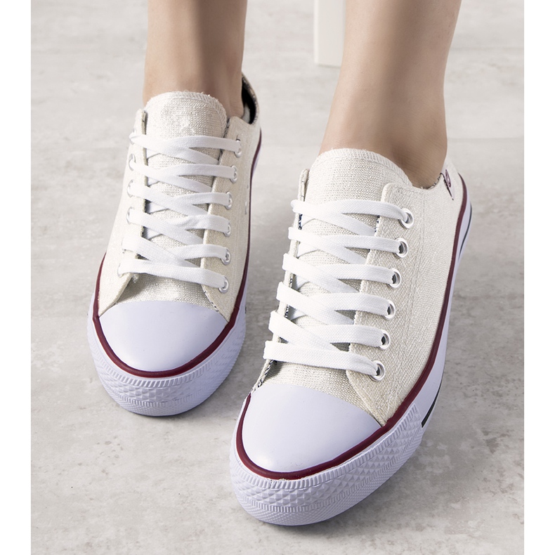 Cremefarbene glänzende Guest Sneakers beige 1