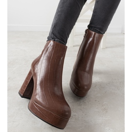 Braune Stiefel auf dem Posten von Usinaya 1