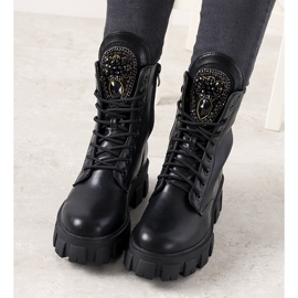 Schwarze Trapper mit dekorativer Römerzunge 1