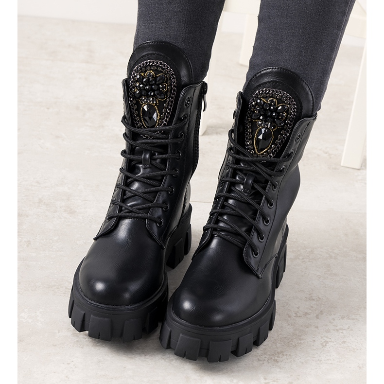 Schwarze Trapper mit dekorativer Römerzunge 1