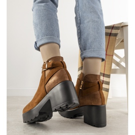 Braune elegante Stiefel auf dem Haland-Pfosten 1