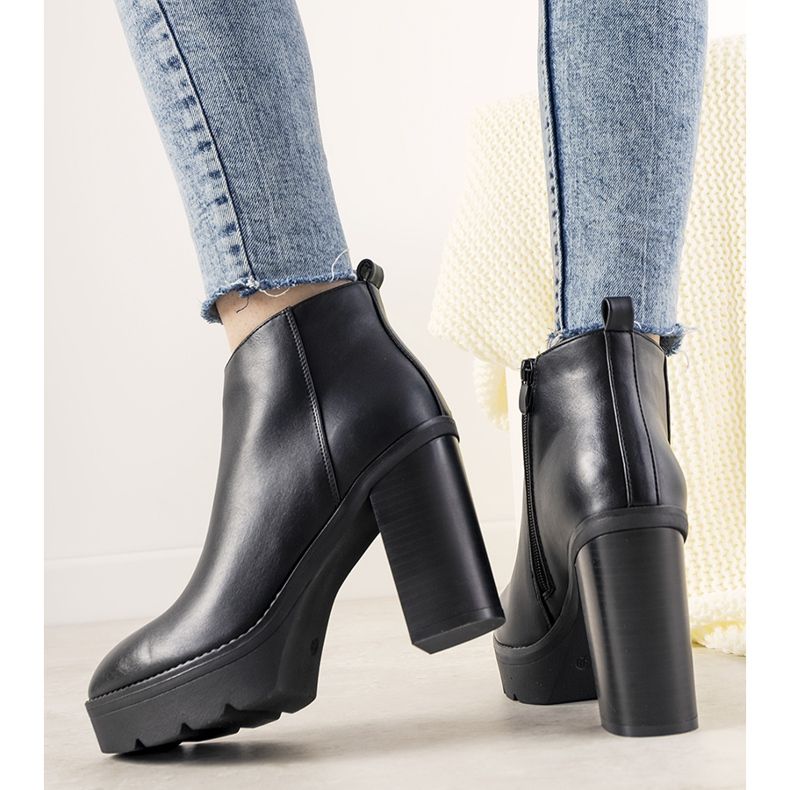 Klassische schwarze Stiefel auf der Post für Frauen My Need 1