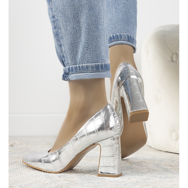 Silberne Pumps mit Matilda-Krokodilleder-Muster 1