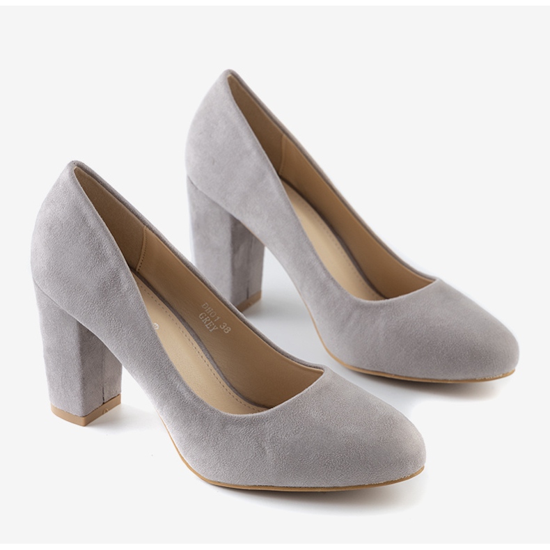 Graue Pumps am Tahlia-Pfosten 1