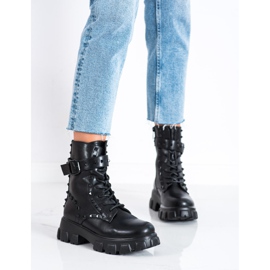 Erynn Arbeiter mit schwarzen Nieten 2